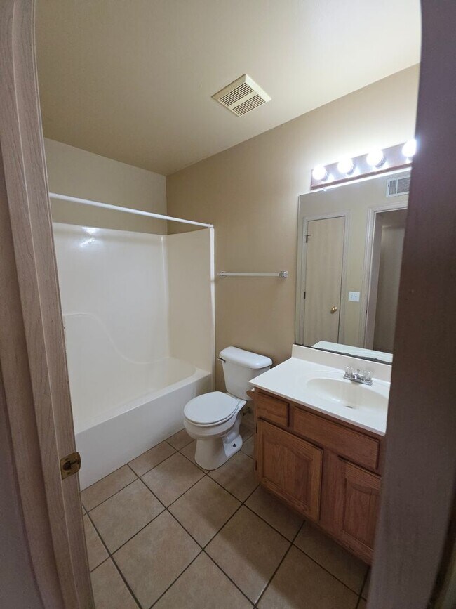 Building Photo - 1002 N Greenwich Ave