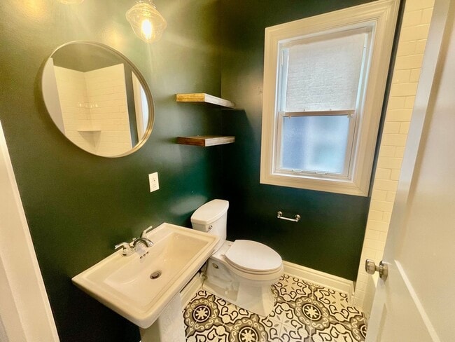 Building Photo - 4 bed 3.5 Bath- Sewickley