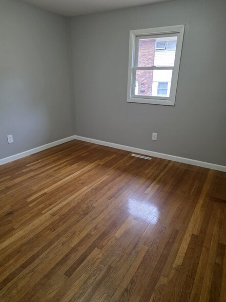 Building Photo - 40 Whitewood Rd