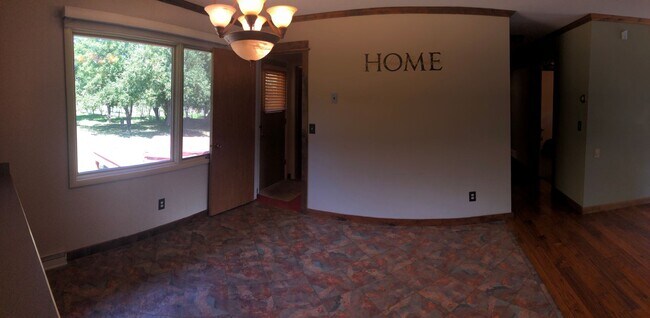 Building Photo - 3 Bed 2 Bath Single Family Home with Additional Space in Basement!