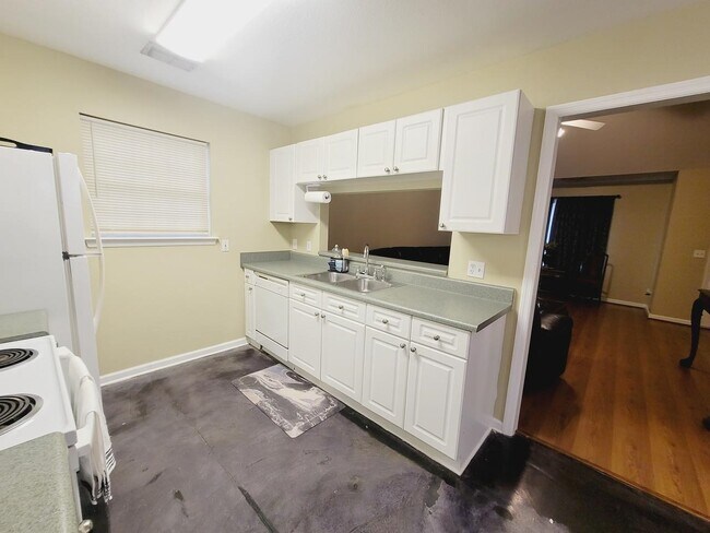 Building Photo - 1926 Fannie Dr