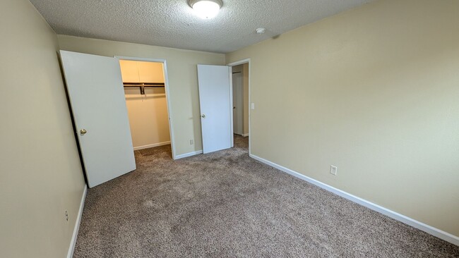 Building Photo - 2 bedroom 1 bath single level duplex