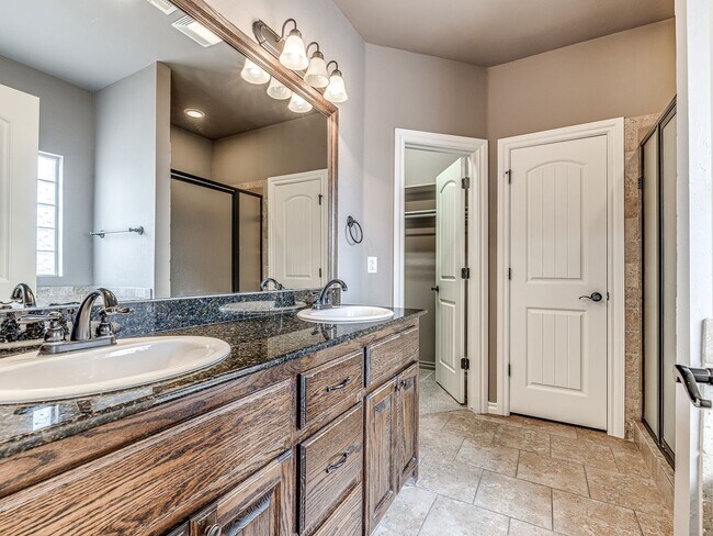 Building Photo - 3 Bedroom + Study + 3 car garage home located in the heart of Edmond!