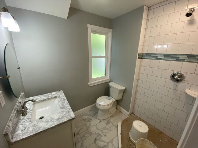 Building Photo - 460 Alden Ave