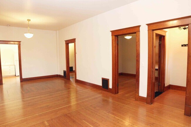Building Photo - 209 W Mulberry St