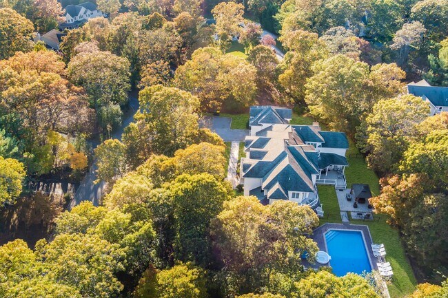 Building Photo - 10 Bay Woods Dr