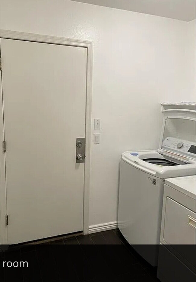 Building Photo - Charming Butler Place Home with a Swimming Pool