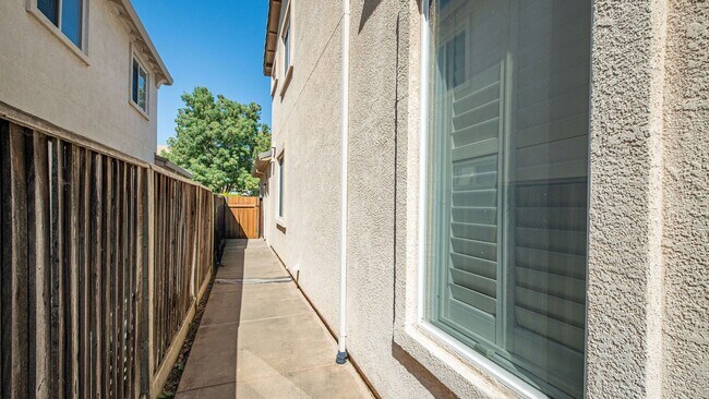 Building Photo - Rolling Hills Beauty! 4 Bedroom 3 Bath