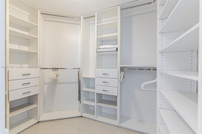 Building Photo - 2020 N Bayshore Dr