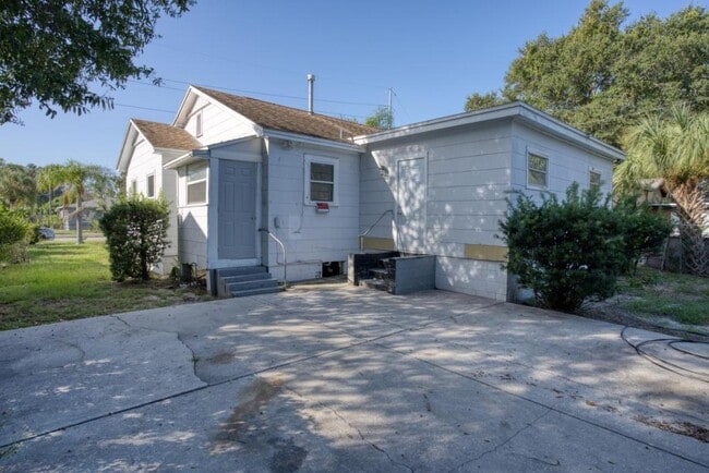 Building Photo - 1255 Melrose Ave S