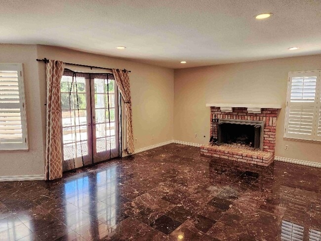 Building Photo - 2579 Roadrunner Dr