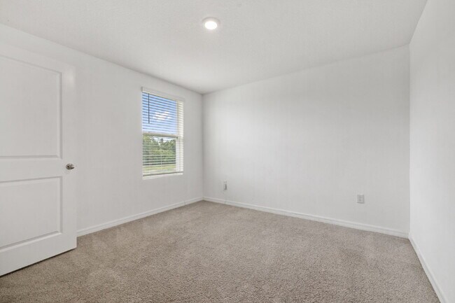 Building Photo - "Spacious 5-Bedroom Haven with Stunning Lake Views & Granite Elegance in Riverview!"