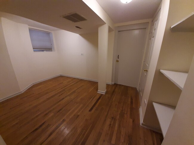 Building Photo - 5118 N Kenmore Ave