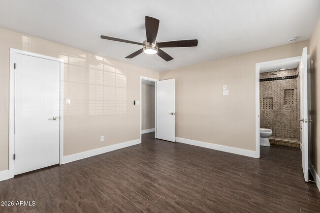 Building Photo - 7613 W Devonshire Ave