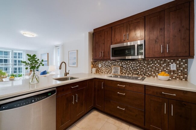 Building Photo - 1665 Bay Rd