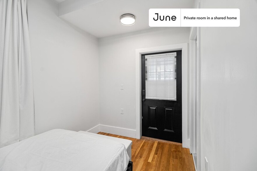 Building Photo - Room in Shared 5 bed/2 bath home in Roxbury