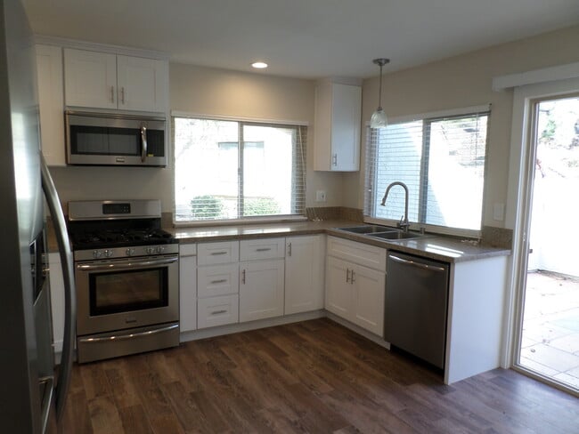 Building Photo - 806 Cardamom Ct