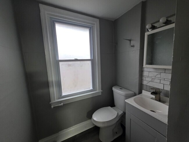 Building Photo - 2 bedroom 1 bath townhouse for rent in the West End