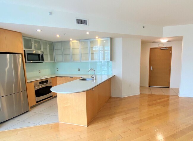 Building Photo - Beautiful 2 bedroom 2 bath condo in the Do...