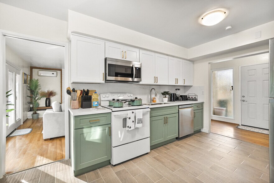 Building Photo - 4989 Randlett Dr