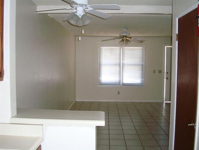 Building Photo - 4BR/2.5BA Townhome w/ Private Yard Near Downtown Tucson