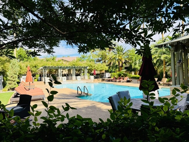 Building Photo - Enjoy resort-style living in this stylish ...