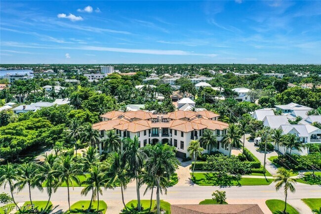 Building Photo - 684 10th Ave S