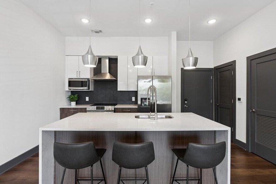 Building Photo - 112 Rogers St SE