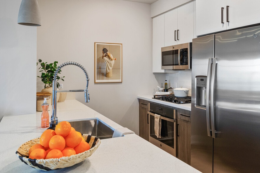 Fully Equipped Kitchen - Quartz Countertop - Seventyone15 McDowell