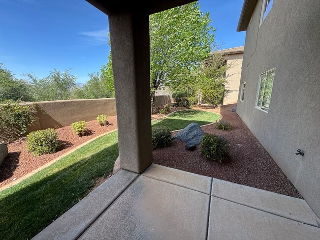 Building Photo - PRICE JUST REDUCED! Highly Desirable Lakota Ridge!