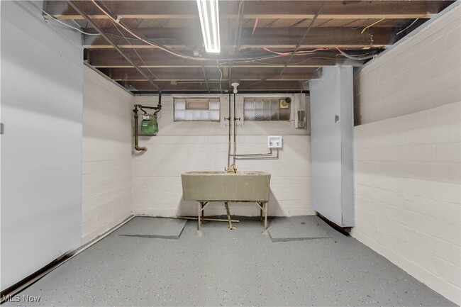 Building Photo - 11816 Marne Ave
