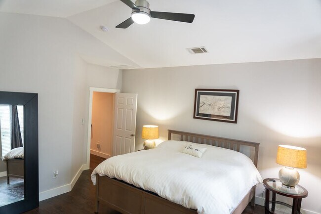 Building Photo - 1204 Lake Pointe Way