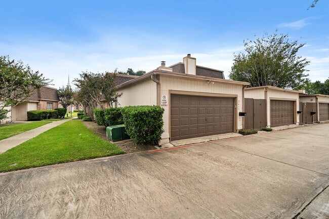 Building Photo - 2615 Yorktown Ln