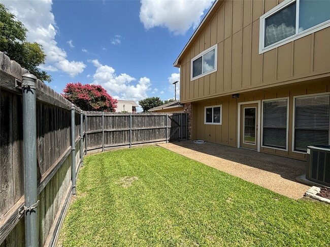 Building Photo - 3302 Wells Dr