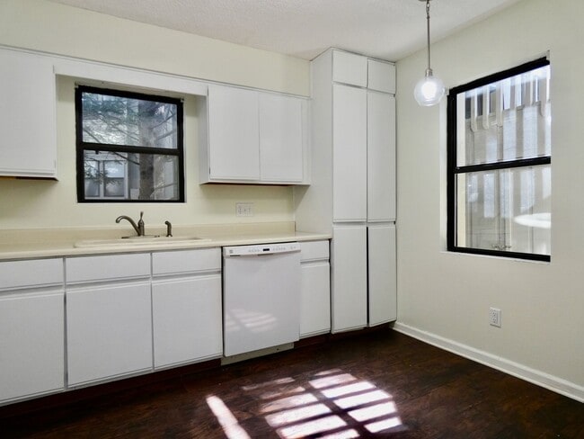 Building Photo - East Asheville Condo in The Cloisters