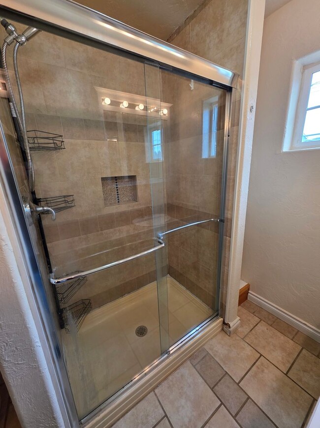 Building Photo - Large 3 bedroom 2 bath duplex. 1520 sq ft, vaulted ceilings