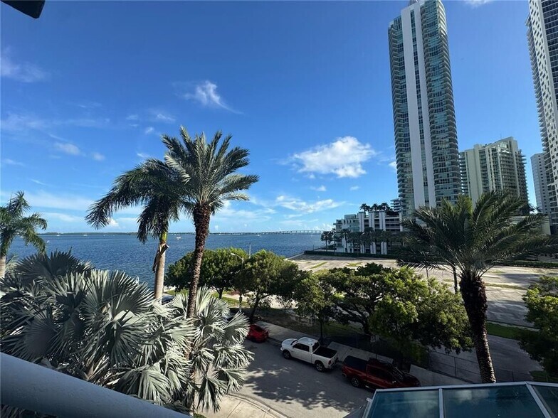 Building Photo - 1155 Brickell Bay Dr