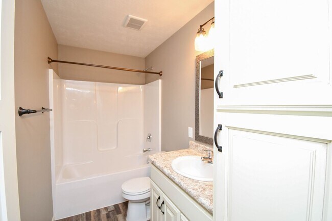 Building Photo - 5 Bedroom 3 Bathroom Single Family Home North Sioux Falls!