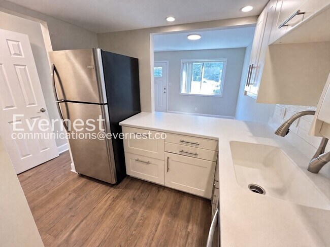 Building Photo - 2 Bed/2.5 Bath Townhome with Off-Street Parking / Available Now!