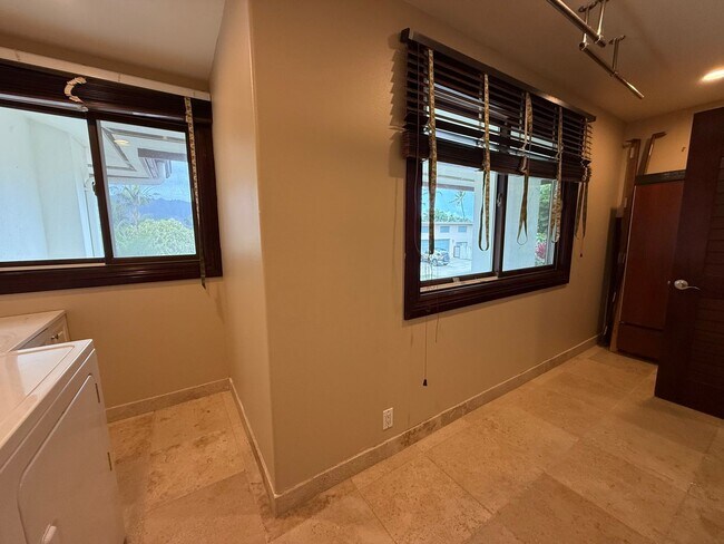 Building Photo - 466 Portlock Rd