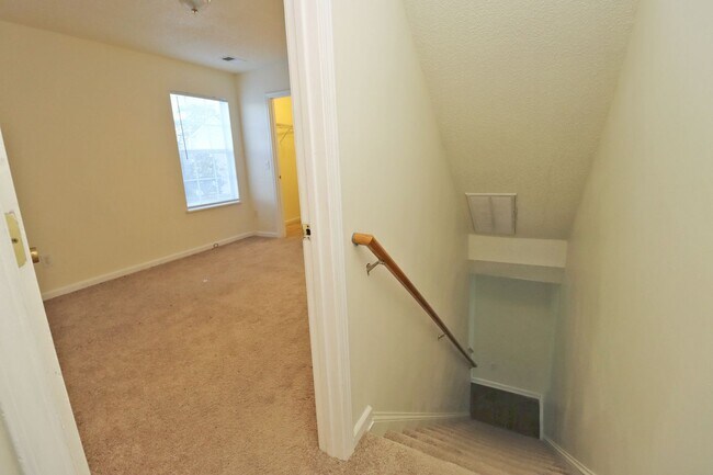 Building Photo - 560 Summit Terrace Court