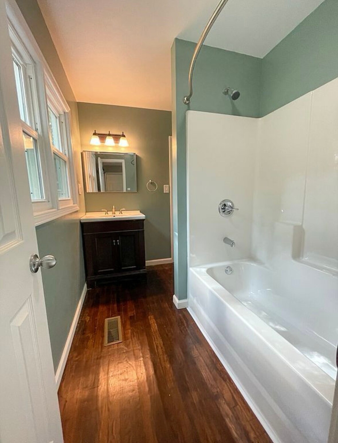 Master bath - 612 Cove Rd