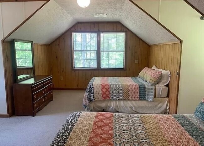 Building Photo - 729 Chalet Village Dr