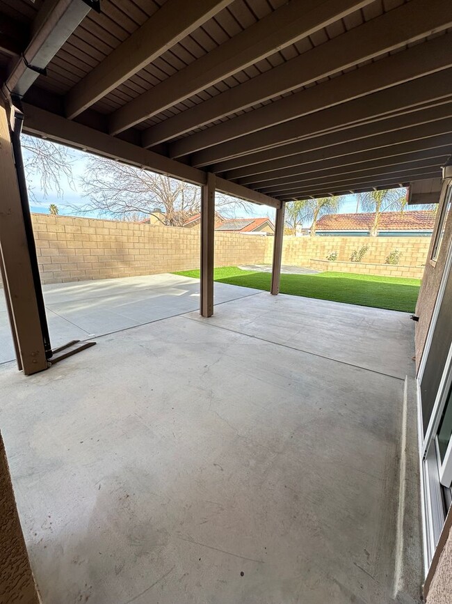 Building Photo - Spacious East Palmdale Home