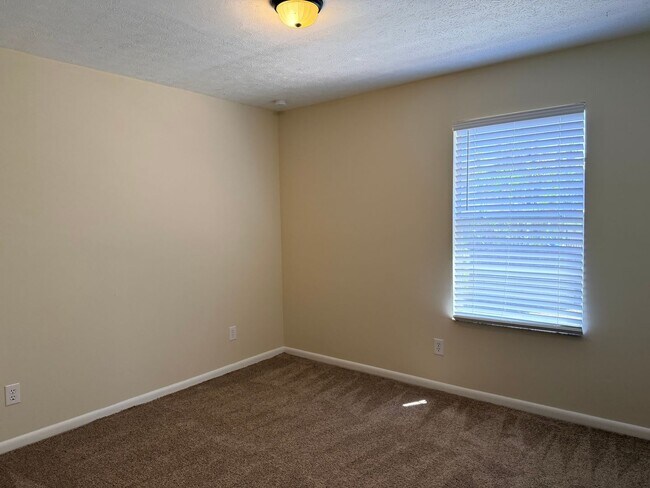 Building Photo - 3 bedroom 2 bath 1 Car Garage Single Family Home