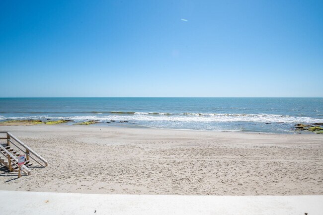 Building Photo - STAY OCEANFRONT FOR THE WINTER!