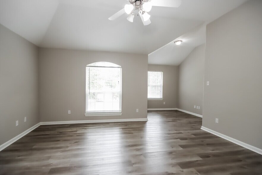 Building Photo - 209 Doncaster