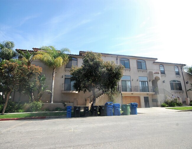 Building Photo - 15920 W Sunset Blvd