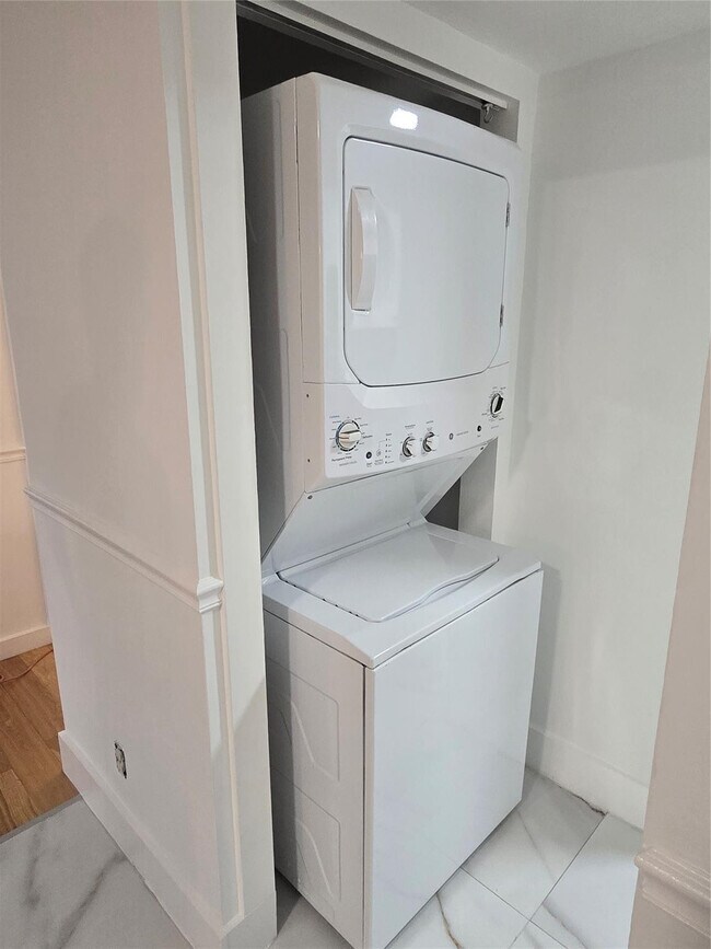 Building Photo - 733 SE 1st Way