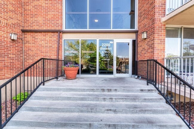 Building Photo - 2200 S Stewart Ave